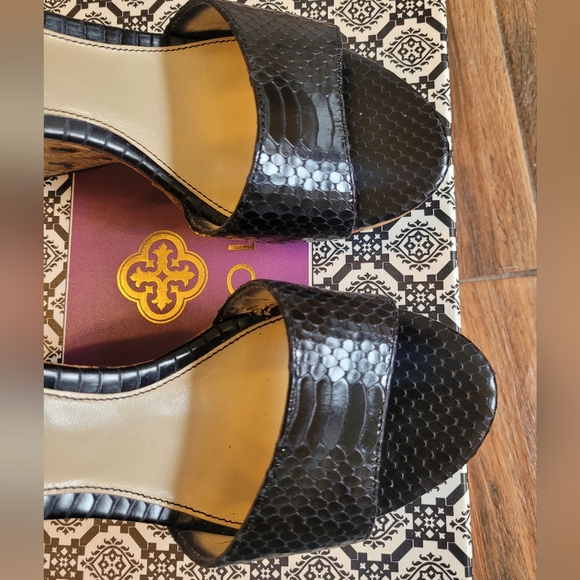 NWOT Isola Oasis Black Snake Print Cork Wedge Sandals - Picture 11 of 13